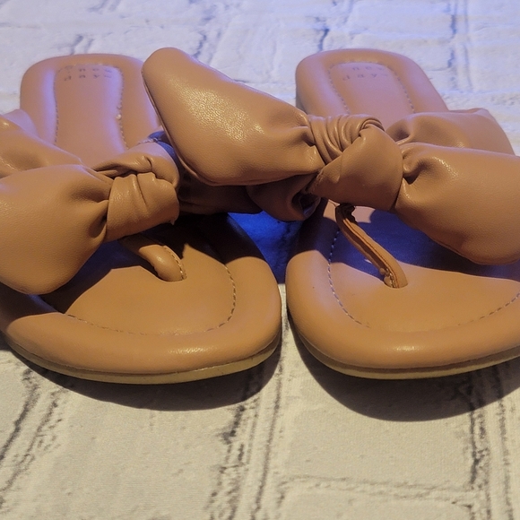 NWOT - A New Day Tan Puffy Sandals Sz 8.5 - Picture 6 of 8